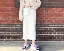 Iラインのロング丈で縦長に！　GU新作リブスカートで着やせコーデ