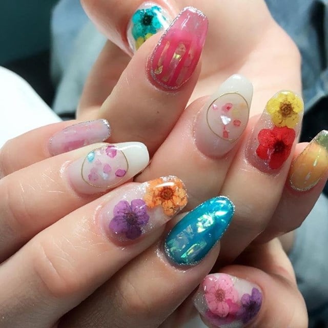 爪先にお花を咲かせよう！　今月は「押し花ネイル」で決まり