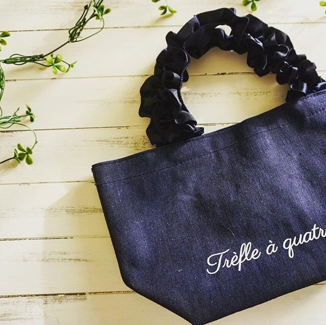 このクオリティで300円? 3COINSの高見えバッグが話題沸騰中