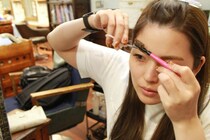 もう失敗しない！　美容師に聞く、正しい眉のお手入れ方法