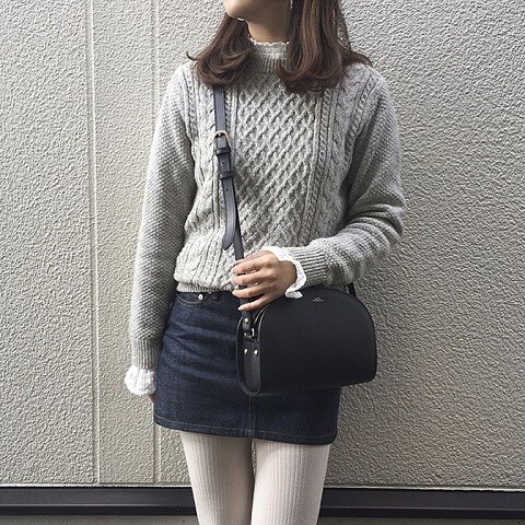 春まで使える! GUのレースフリルネックTで可愛さチラ見せ!