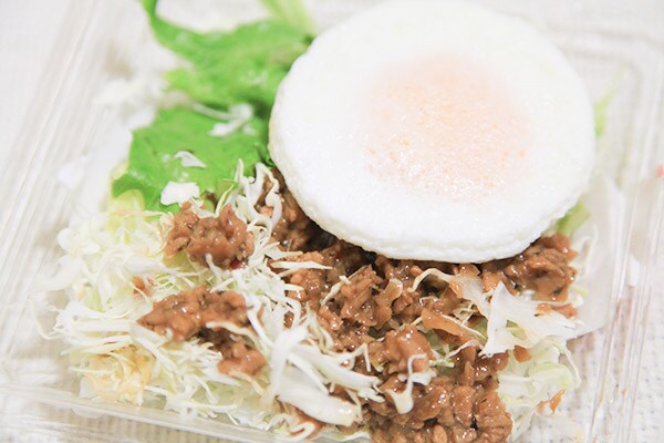 ガパオ推し!? ファミマのサラダはピリ辛エスニック風