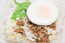 ガパオ推し!? ファミマのサラダはピリ辛エスニック風