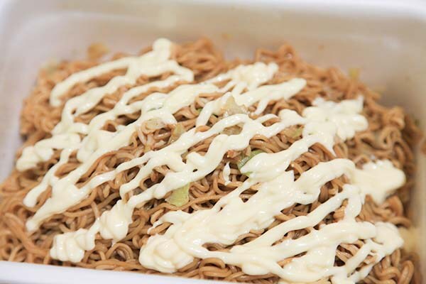 衝撃のカップ焼きそば爆誕…!ペヤングの「GIGAMAX マヨネーズMAX」のインパクトがスゴイ