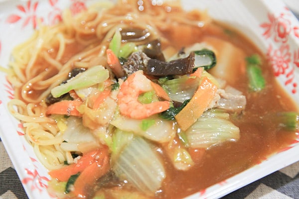 レンチンするだけ!ファミマの冷凍食品「五目あんかけ焼そば」がウマい!