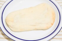ナンとカレーが一体化！ファミマの「バターチキンカレーのナン」がウマいと話題！