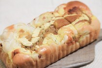 138円で大ボリューム！ファミマの「ちぎれるオニオンブレッド（カレー）」がウマい！