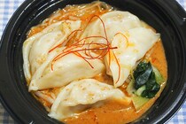 担担風!? ファミマの「ごま辛だれで食べる水餃子」がごはんに合う！