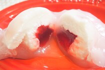 禁断のぷるぷる再び…！ファミマの「ぷるもちわらび」新作は「木苺チーズ」