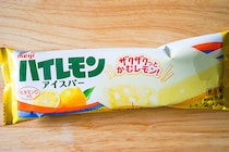 懐かしのお菓子がアイスに！ローソンで買える「ハイレモンアイスバー」