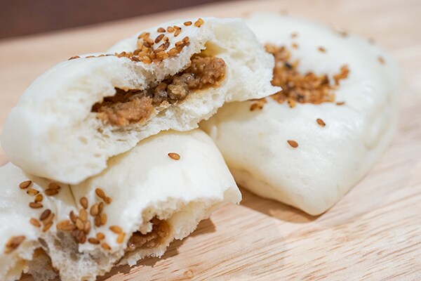 【糖質7.3g】ローソンから「なすみそ」入りのパンが登場!