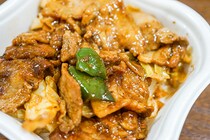 セブン「3種の醤！ピリ辛ホイコーロー丼」はジャンジャン食べたくなるウマさ！