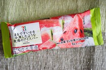 瑞々しいと話題！セブンの「まるですいかを冷凍したような食感のアイスバー」