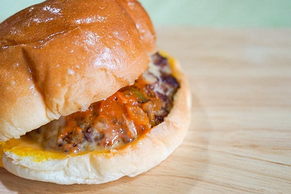 ローソンの「プレミアム4種チーズバーガー」は○○風味だった!?