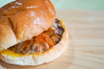 ローソンの「プレミアム4種チーズバーガー」は○○風味だった!?