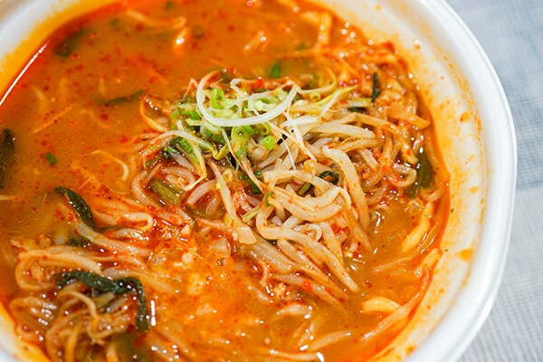 ローソン「渾身の一杯!旨辛味噌ラーメン」がなかなか辛い!