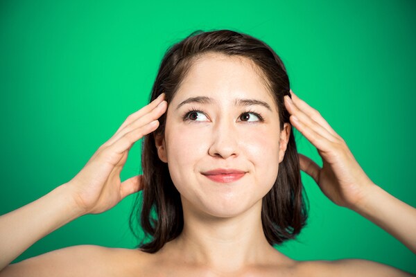 老け顔も招く?! 「頭皮のコリ」を解消して顔のたるみも改善!