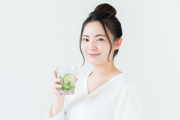 飲むだけでスルスル痩せる!? デトックスウォーターのレシピ2選