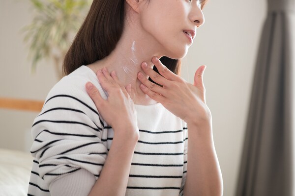 年齢がバレやすい首やデコルテのしわ…原因は何?適切なケア方法!