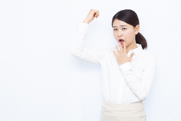 キツ〜い体臭の原因は食生活!? 控えるべき食べ物について注目!