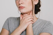 肌だけじゃない！声が老ける原因は何？おすすめのエイジングケア