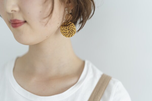 年齢がバレやすい首やデコルテのしわ…原因は何?適切なケア方法!