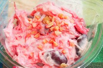 珍しいかも！ファミマで見つけた「ピンクのサラダ」が気になりすぎる！