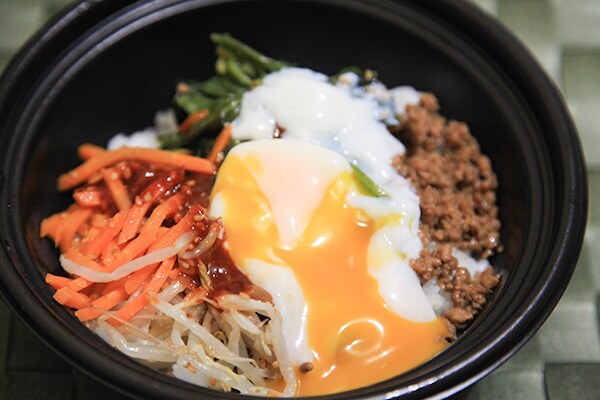 黄身があふれだす…ファミマの「ビビンバ丼」が絶品でした