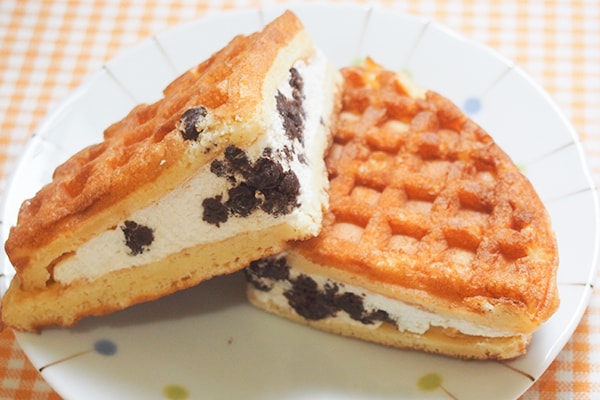 クッキー＆クリームの最強コンビ！ファミマ「ふんわりワッフル」の味は…