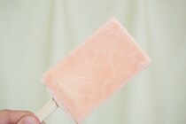 ファミマのフラッペがアイスに!? 「ピーチフラッペバー」がジューシー♪