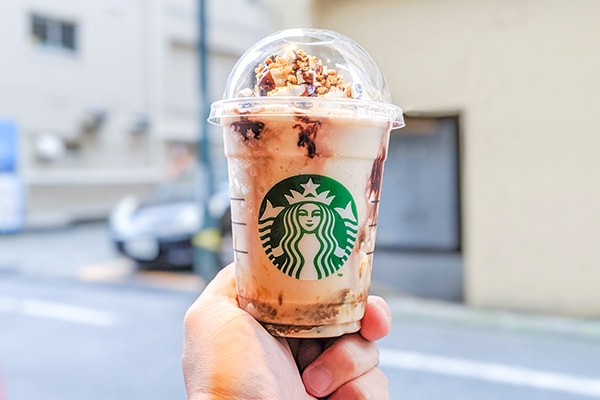 ザクサク食感が楽しい！スタバの新作フラぺは「キャラメルスモア」