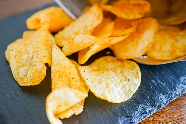 1袋108円!セブンの「堅揚げポテトチップス(ダブルチーズ)」はバリ旨の良コスパですよ!