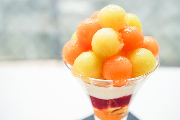 【スイーツクイズ】このパフェを販売しているショップの名前はなんでしょう?