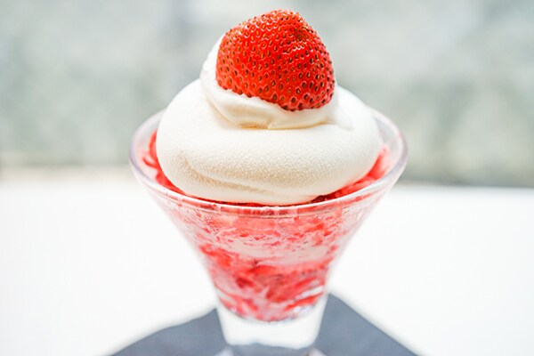 【スイーツクイズ】このパフェを販売しているショップの名前はなんでしょう?