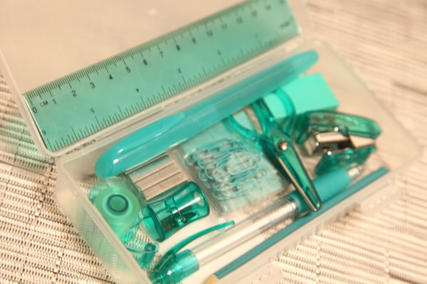 ペン、セロテープ、ハサミetc…文房具12種類セットが○○なら400円で購入できる！