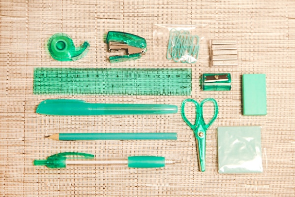 ペン、セロテープ、ハサミetc…文房具12種類セットが○○なら400円で購入できる！