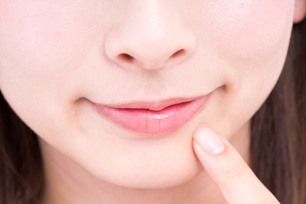 唇の下にできる白いプツプツが出てくる原因は?対処法について