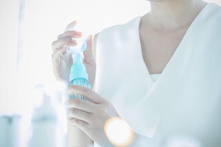 胸元に大量の汗をかく夏は注意！ 「デコルテニキビ」の予防法