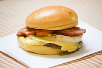 厚切りベーコン、とろ～りチーズ、ぷるぷるたまご…「黄金の月見バーガー」もう食べた？