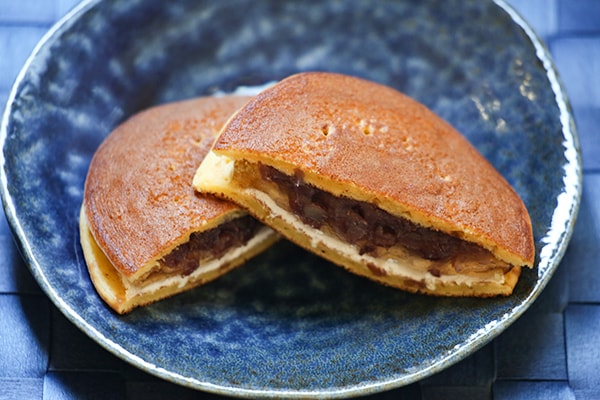 不思議な食感！ファミマの新作どら焼きが面白い＆ウマイ！