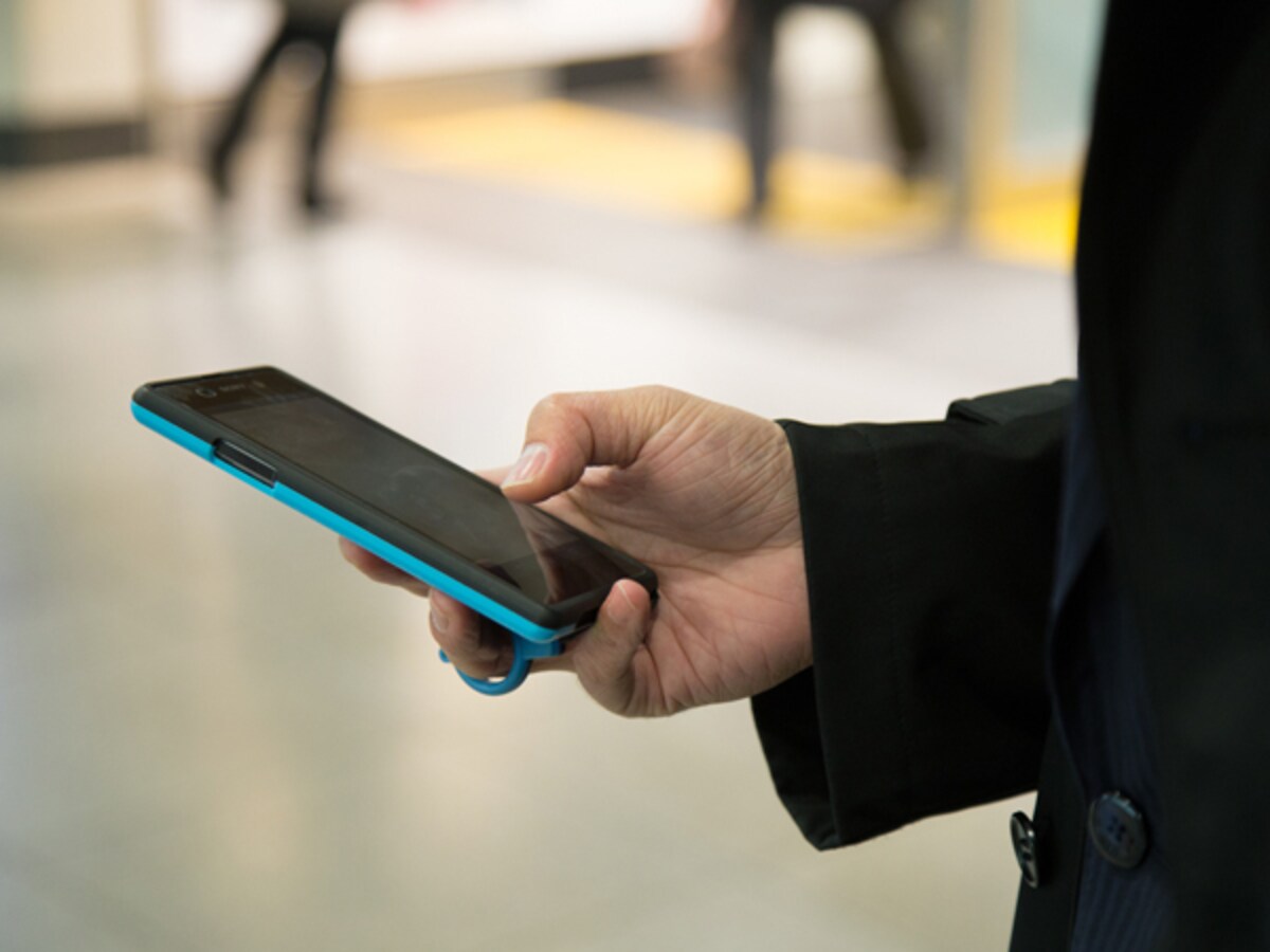 歩きスマホで50万円以下の罰金になることも!?