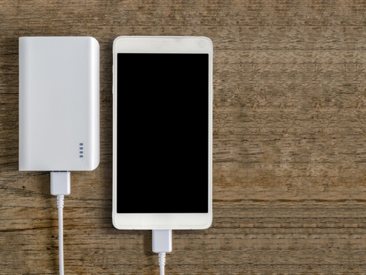 会社でスマホ充電、「窃盗罪」になる可能性も