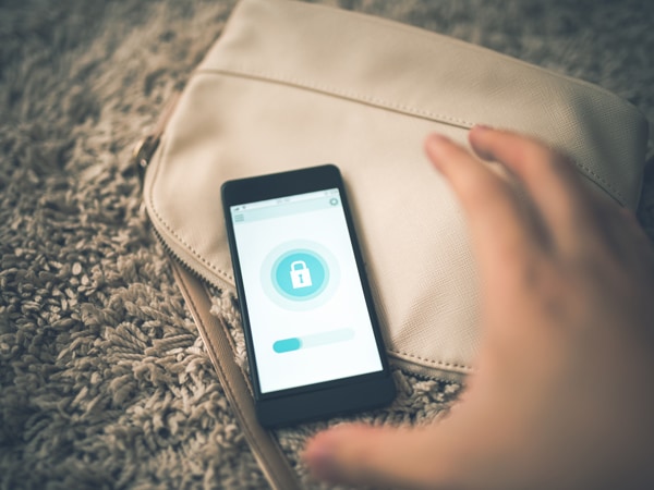 恋人のスマホ盗み見、犯罪になるの?