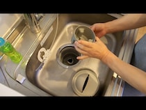 【動画】お湯を貯めて水圧で流すだけ！キッチン排水管の簡単掃除方法を動画で解説