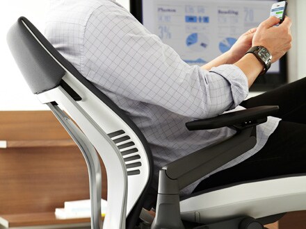 スマホを使う時、最も無理のない姿勢とは?