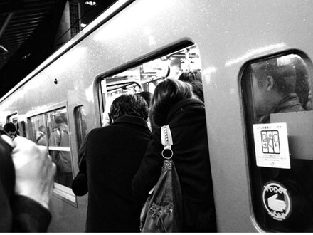 電車内スマホ、のぞいてビックリ事例集