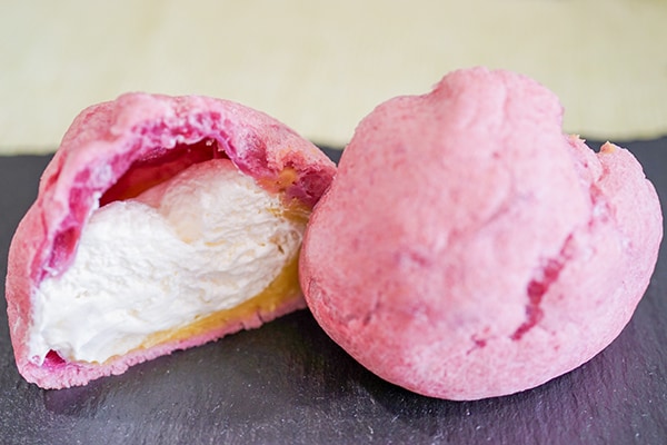 濃厚な焼きいもクリームがシューの中にたっぷり！セブン新作スイーツが超絶ウマイ！