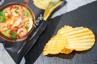 コンソメや塩味に飽きたら試す？○○で買えるシンガポール風味のポテトチップス