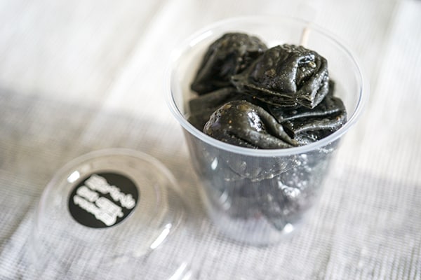 なにこれ!ローソンの新商品が真っ黒すぎる!!!