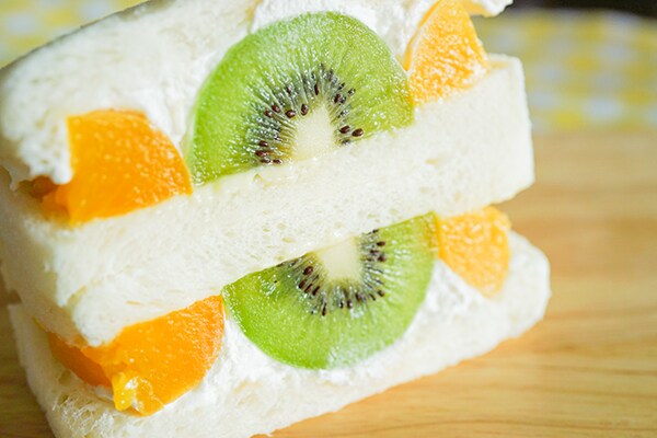 キウイの存在感がパネェ！ローソンのフルーツサンドがジューシーすぎる！